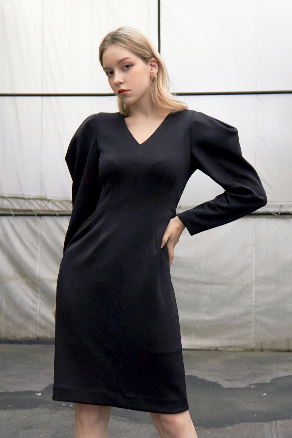 [65% SALE] V neck silhouette dress (Black)